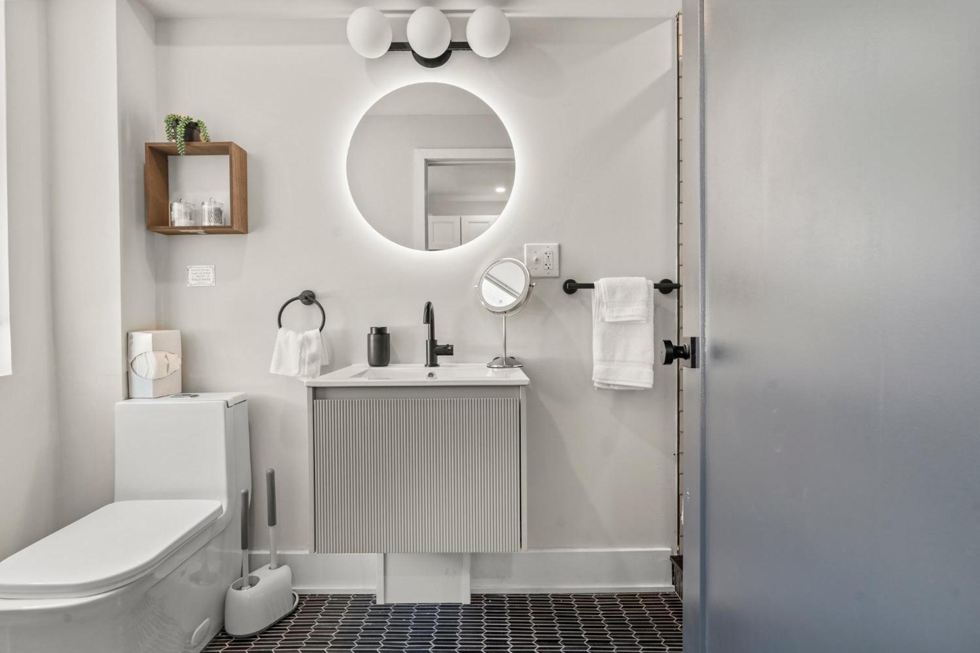 E Passyunk Ave 1 Bedroom Gem - Prime Location! * Philadelphia