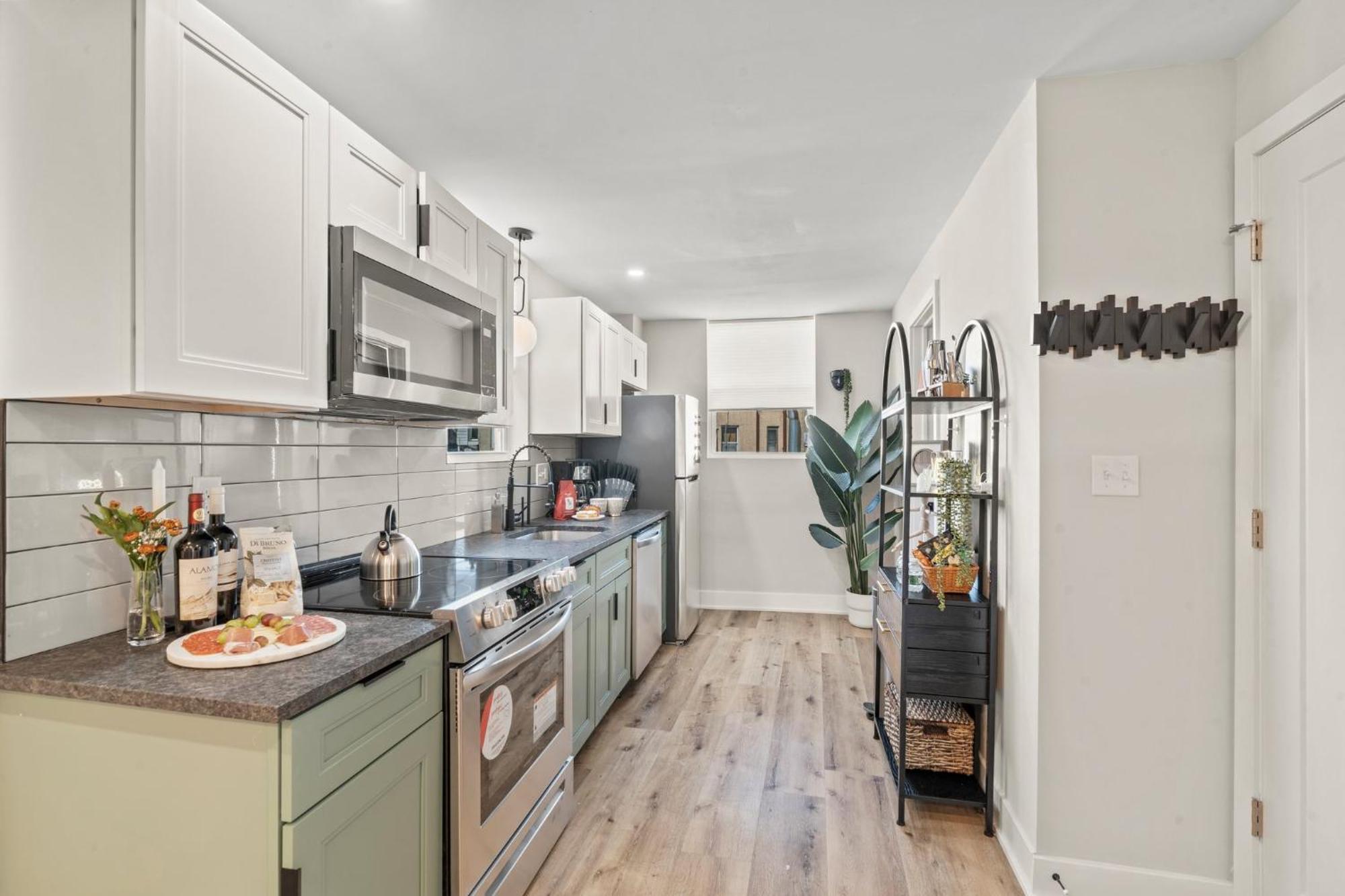 E Passyunk Ave 1 Bedroom Gem - Prime Location! Apartment